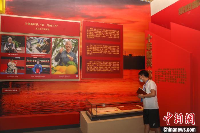 图为一位参观者在观看展览。　刘力鑫 摄